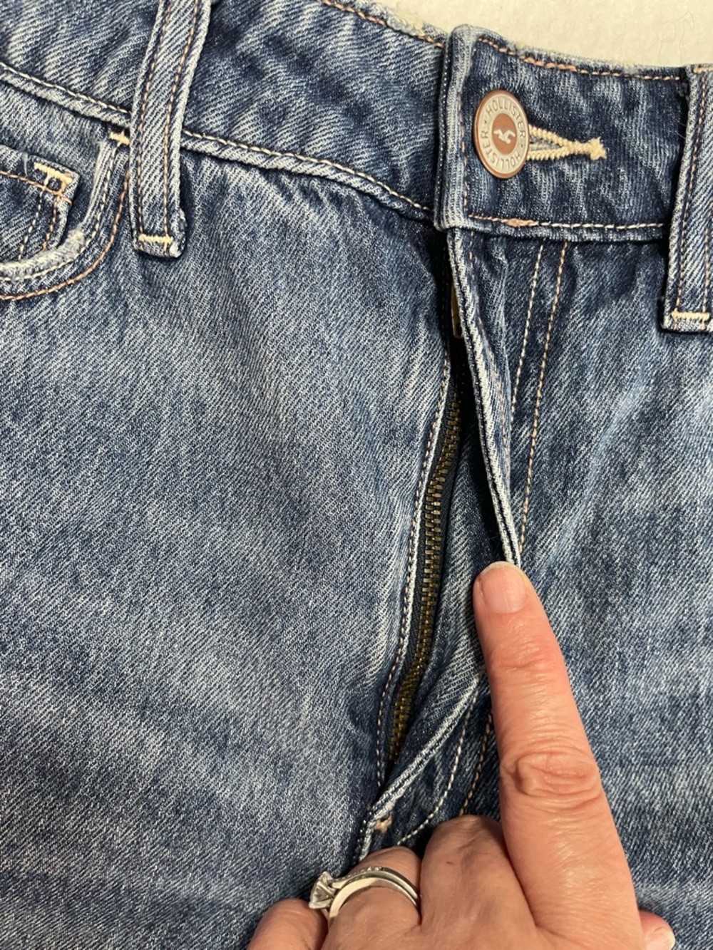 Hollister ultra high rise 90’s short SIZE 2 - Picture 2 of 8